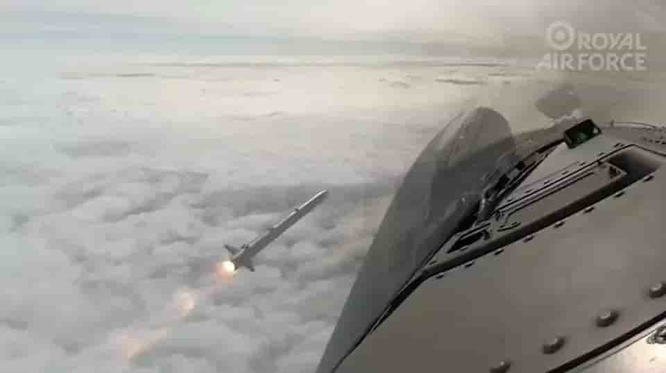 Tir de missile ASRAAM depuis un Eurofighter Typhoon anglais.