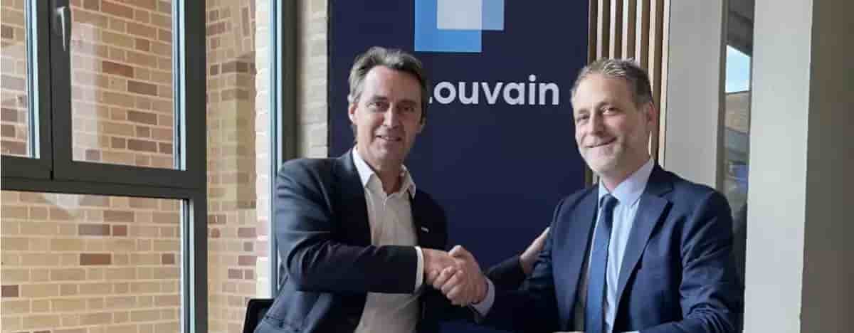 Signature de l'accord entre le recteur de l'UCLouvain et le CEO de la Sabca.