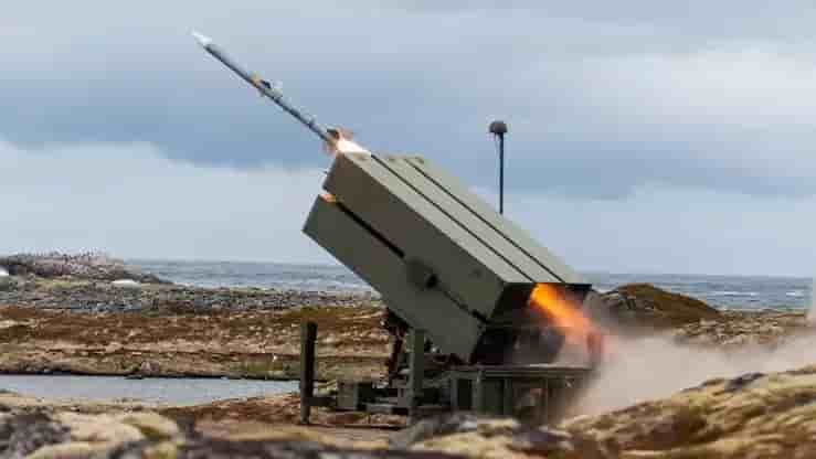 Tir d'un missile AIM-120 AMRAAM depuis un système antiaérien NASAMS.