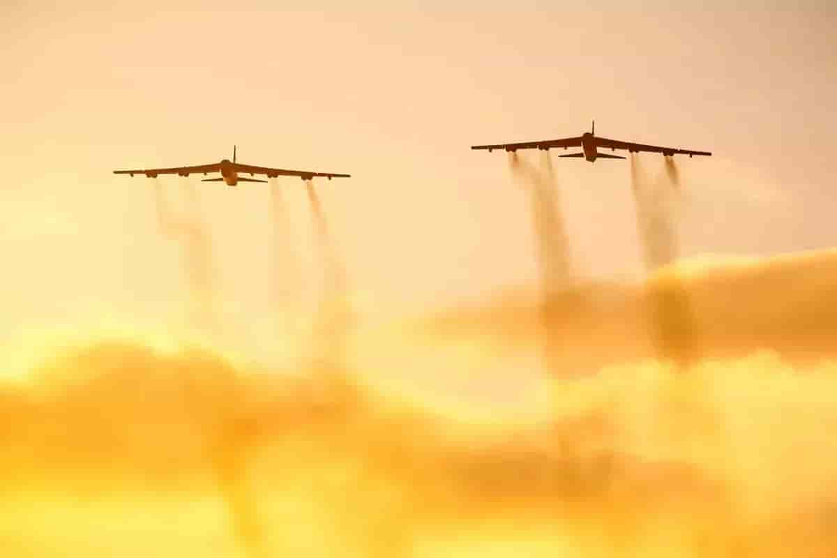 Deux bombardiers stratégiques B-52H à Fairford en 2020.