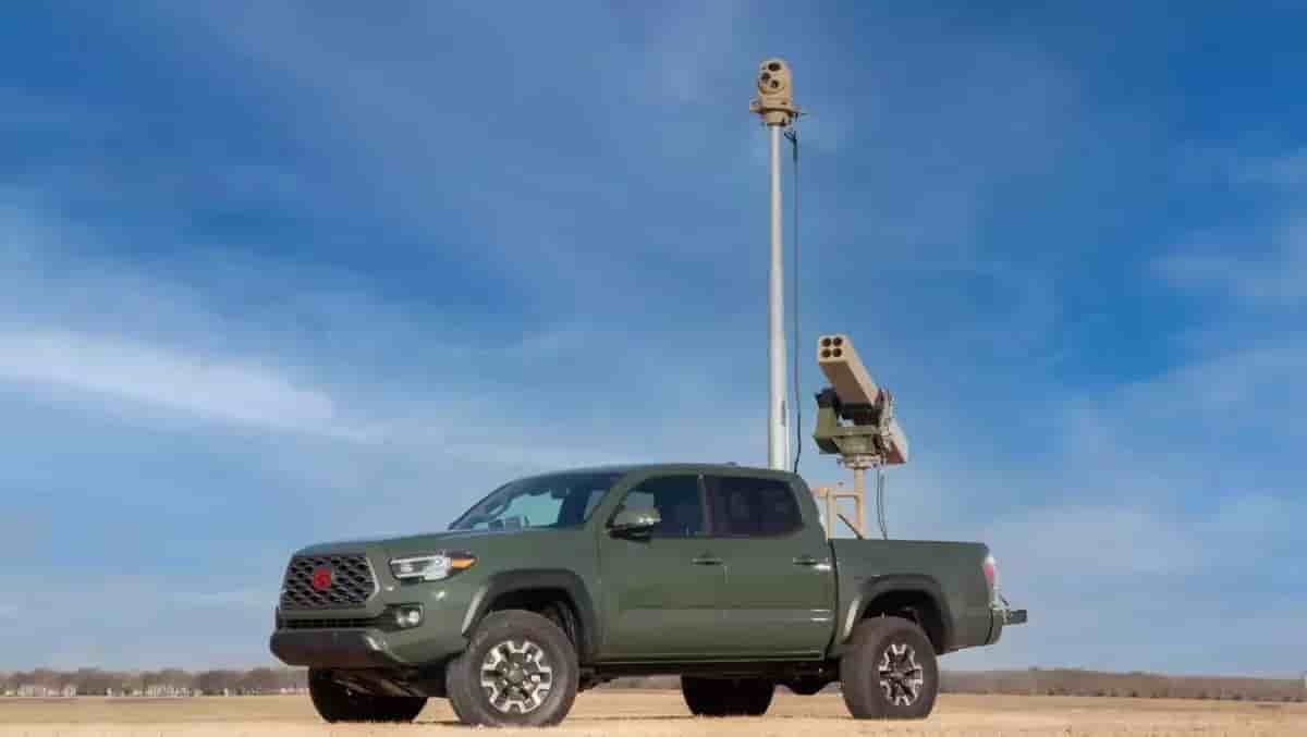 Véhicule équipé du lance-roquettes à guidage laser VAMPIRE.