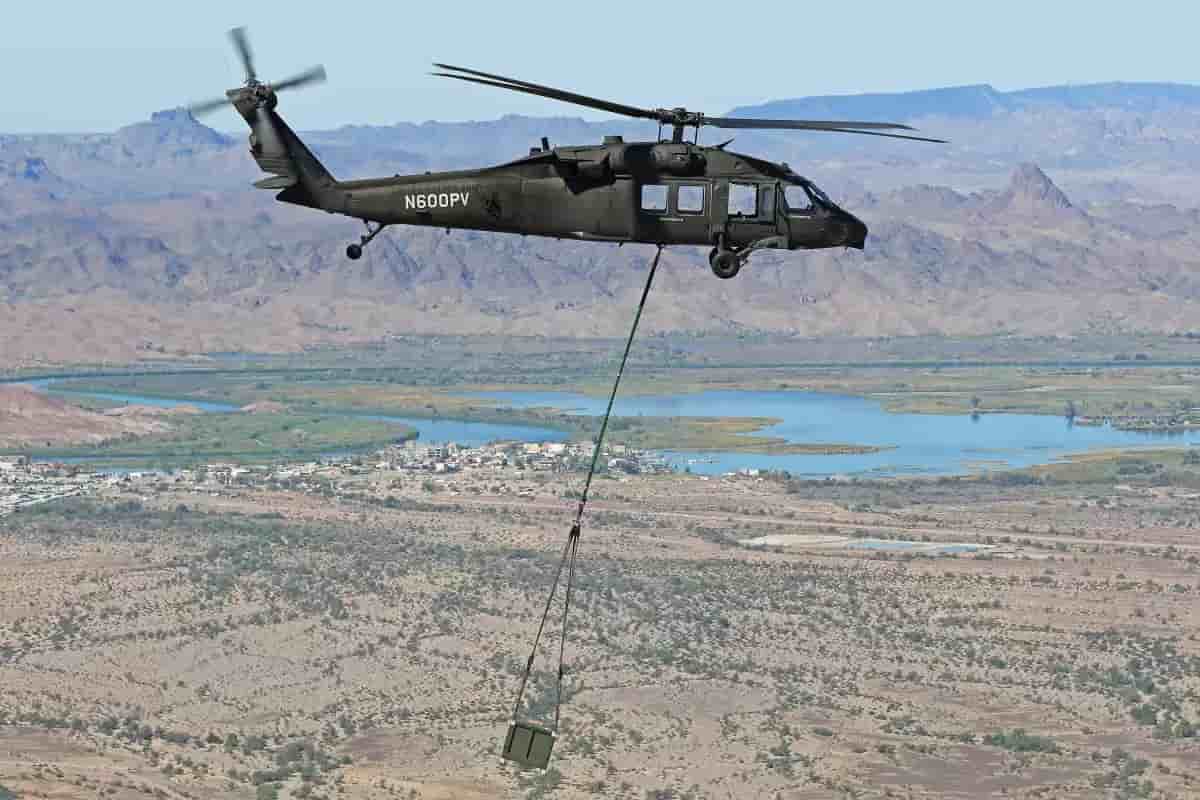 Première mission d'essai pour un UH-60A autonome transportant une cargaison sous élingue.