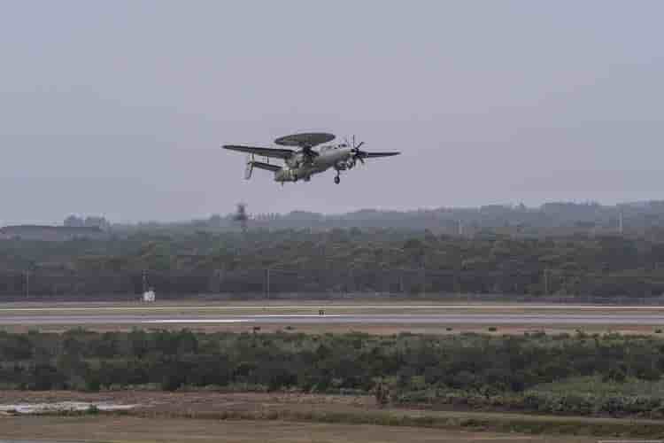 Au total, 12 E-2D Hawkeye ont été commandés par le Japon.