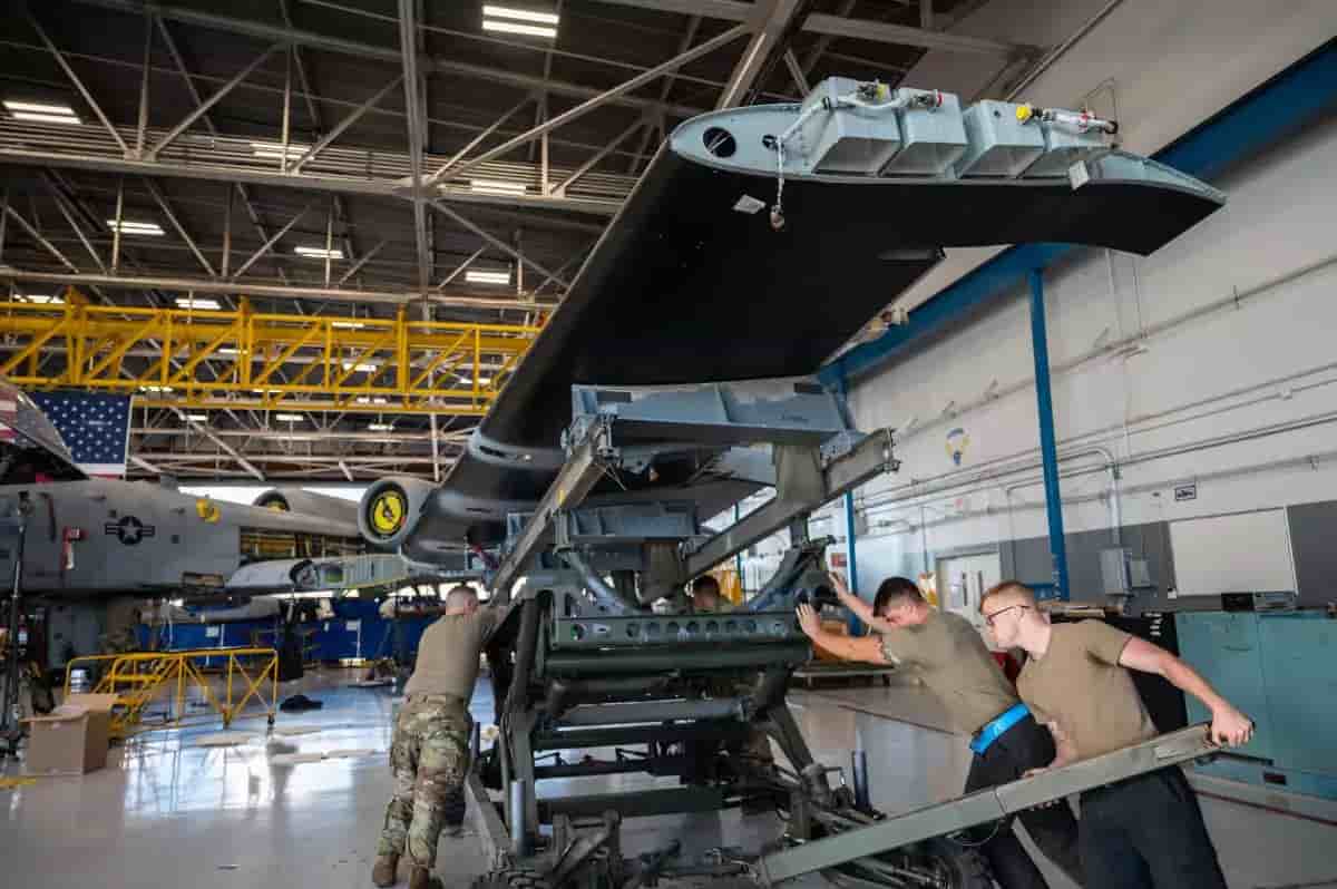 Nouvelle aile pour un A-10 au sein d'un des hangars de la base aérienne de Davis-Monthan 11 octobre 2022.