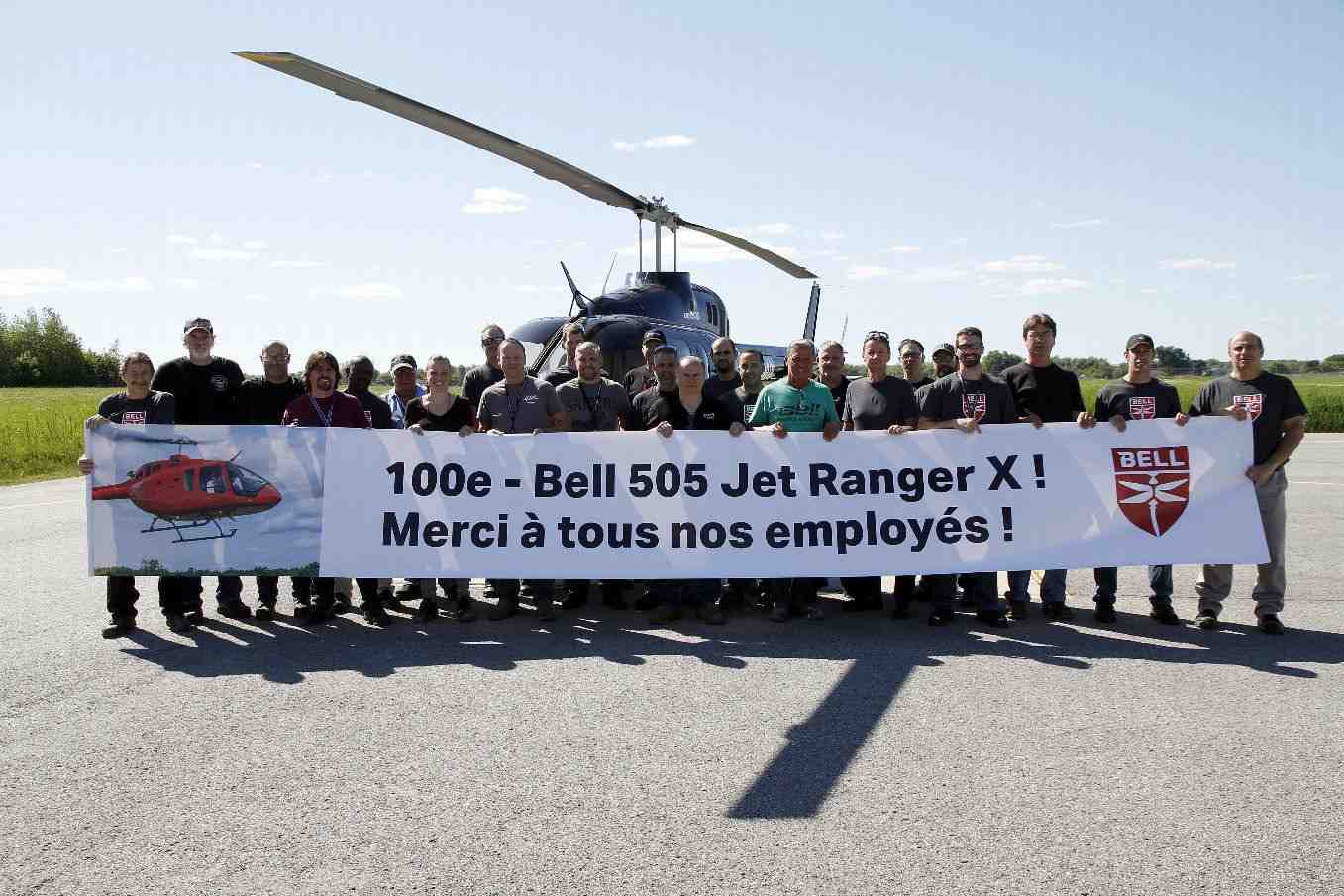 Le centième Bell 505, ici fêté lors de sa sortie de chaîne d'assemblage, a été livré la société Hunt.