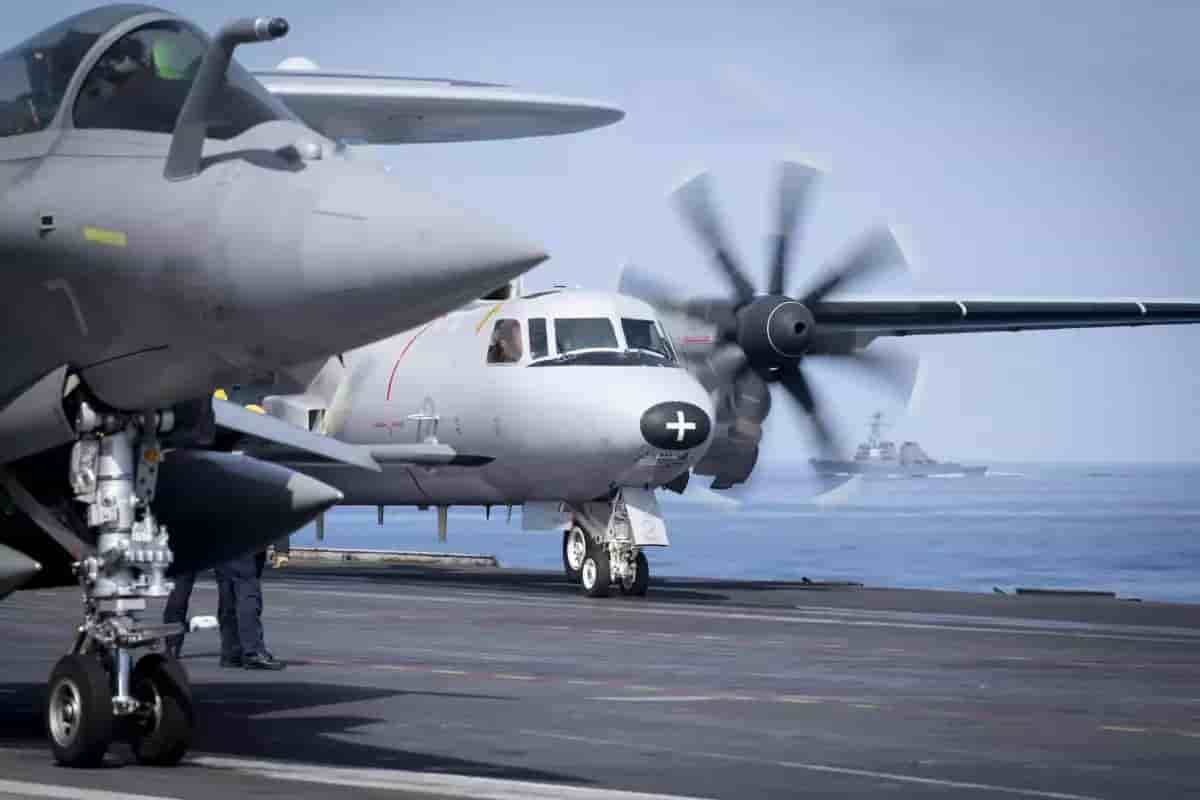Rafale M et E-2C Hawkeye sur le porte-avions Charles de Gaulle mission Antares