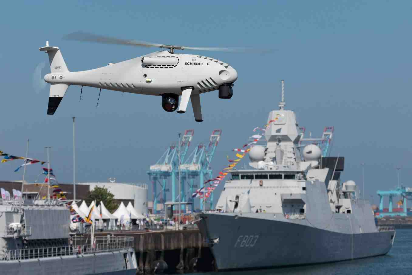 Le Camcopter S-100 a conduit des vols dans un environnement terrestre et maritime.