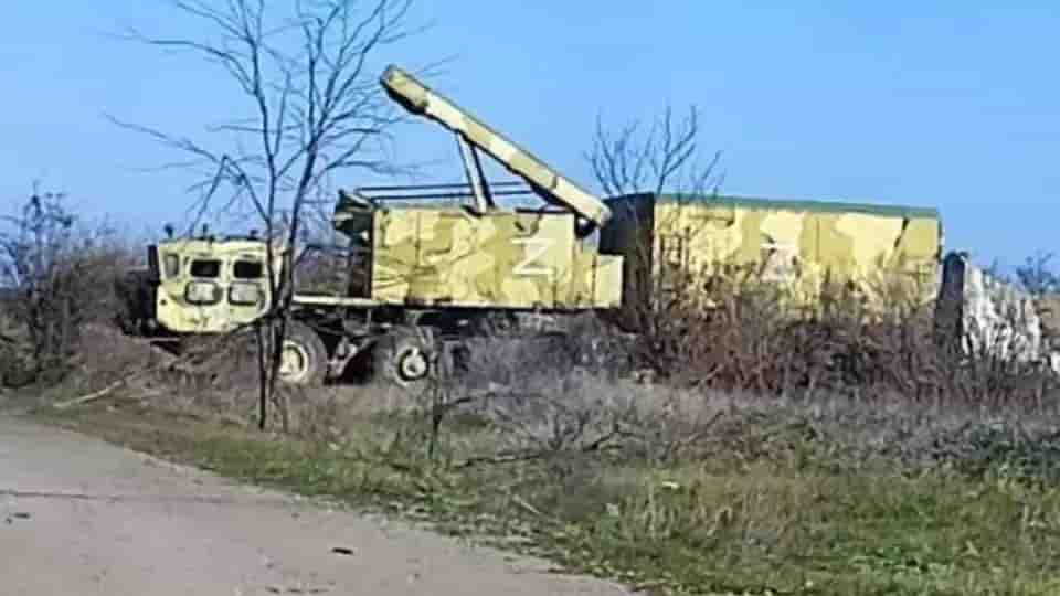 Radar 5N63S avec un camouflage deux tons, les marquages d'identifaction russe blanc "Z". L'image permet aussi de voir les nombreux systèmes qui ont disparu.