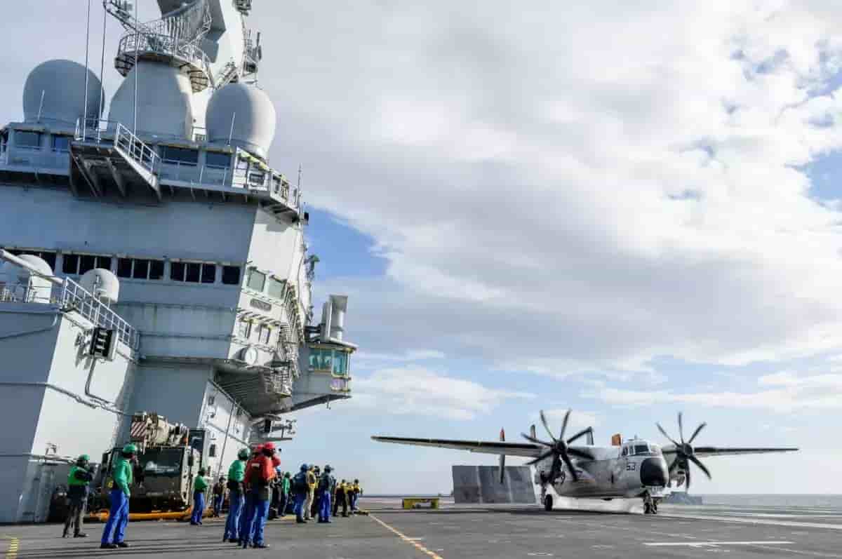 Catapultage d'un C-2 Greyhound depuis le porte-avions Charles de Gaulle durant la mission Antares.