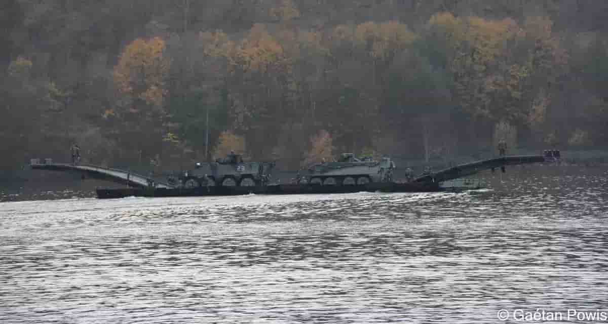 Traversée de blindés belge et français sur un PFM sur le lac de Falemprise.