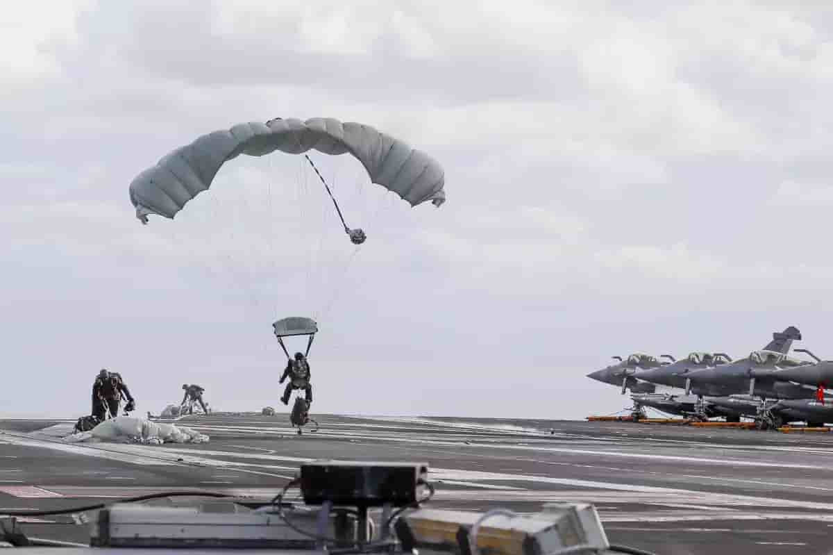 Appontage des commandos marine sur le CDG