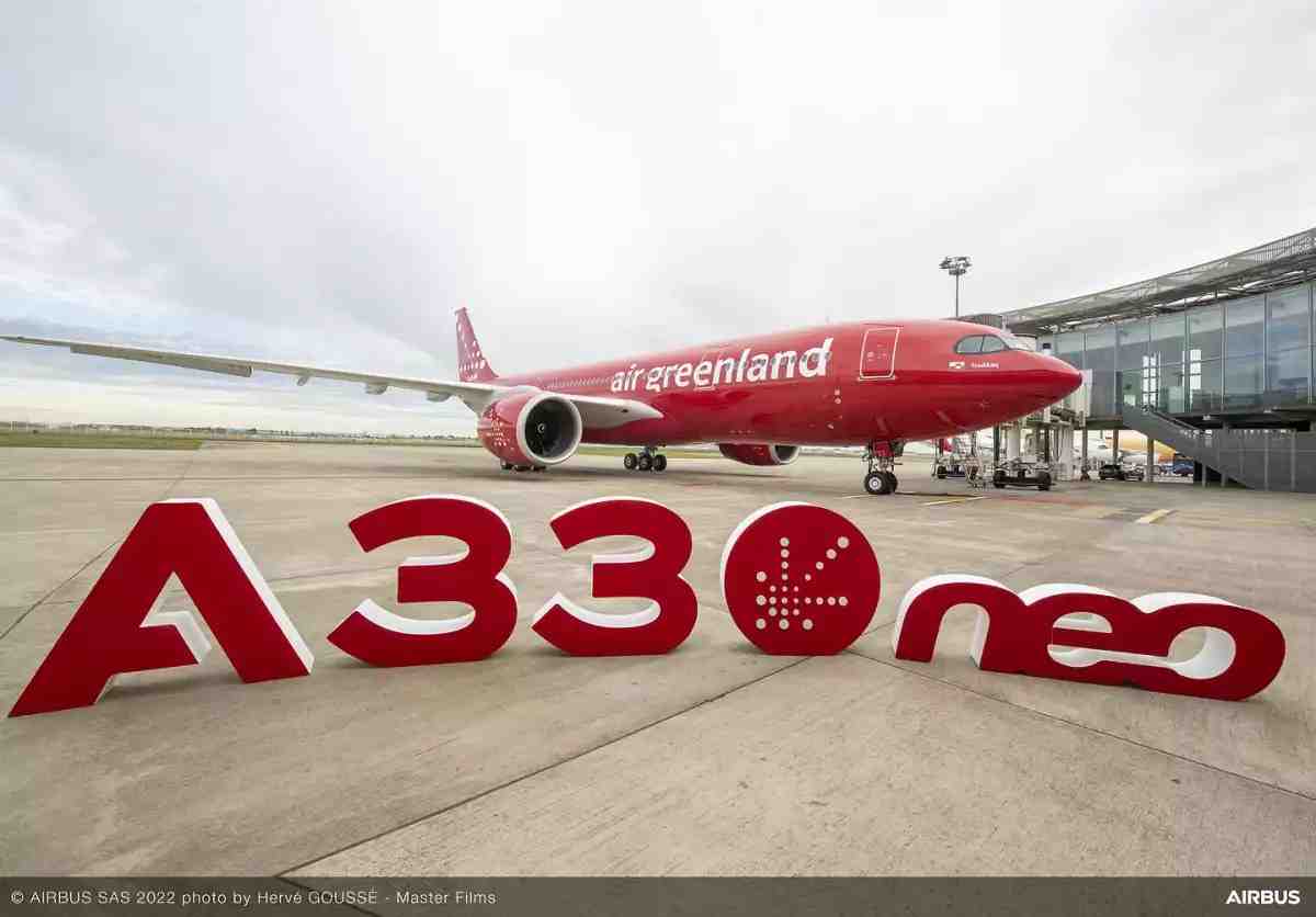a330neo-air-greenland-on-ground-with-letters