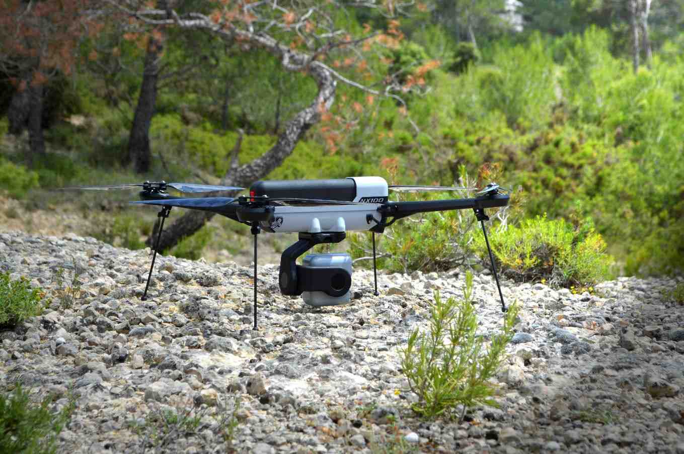 Le NX100 permet de mener des missions d'observation.