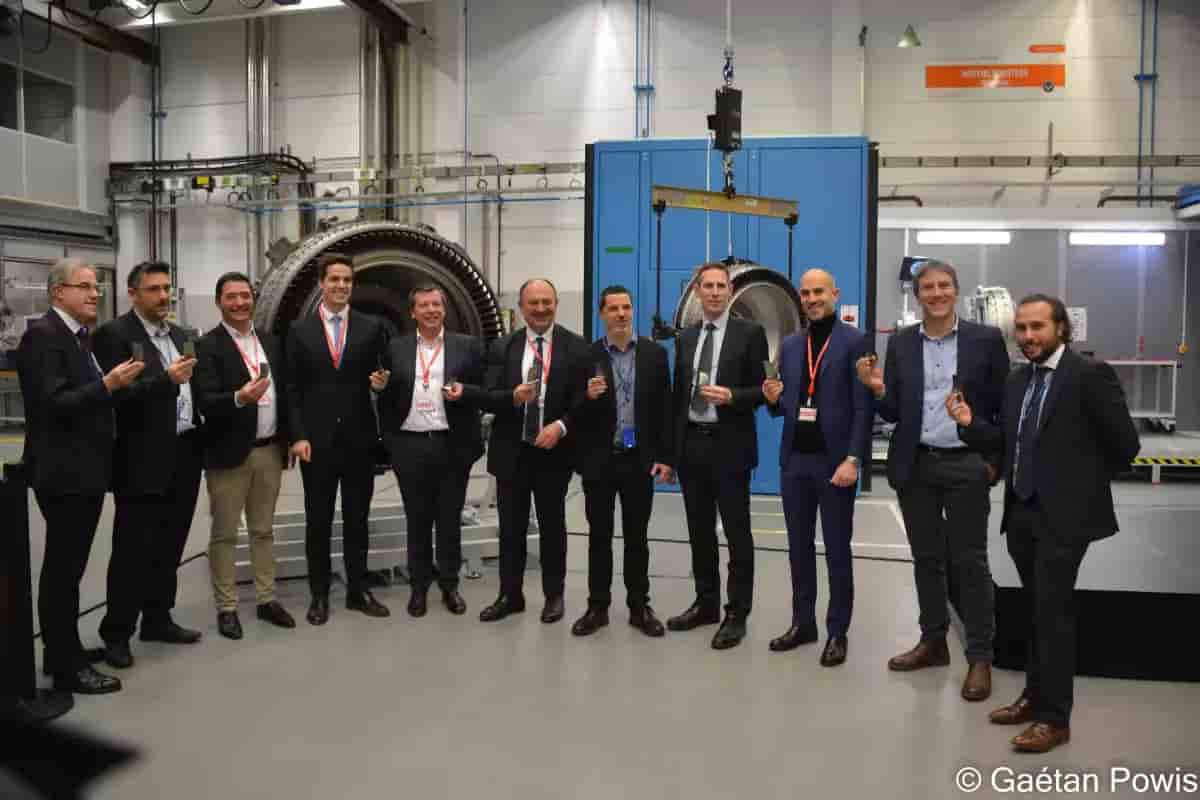 Les équipes de Safran Aero Boosters, leur CEO, Willy Borsus et Thomas Dermine.