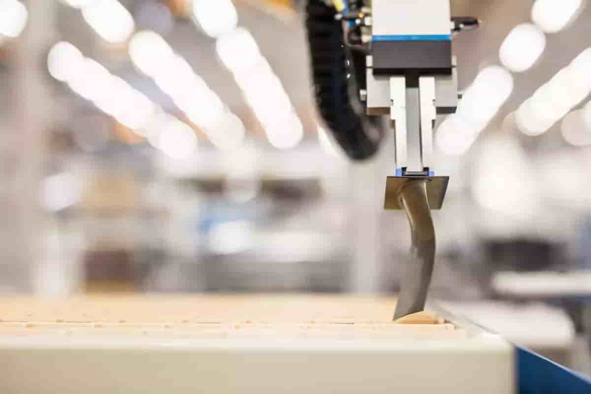 Exemple d'usinage 4.0 ; une machine trie déjà automatiquement les différentes aubes des compresseurs afin de pouvoir placer facilement deux aubes de même poids opposées l'une à l'autre.