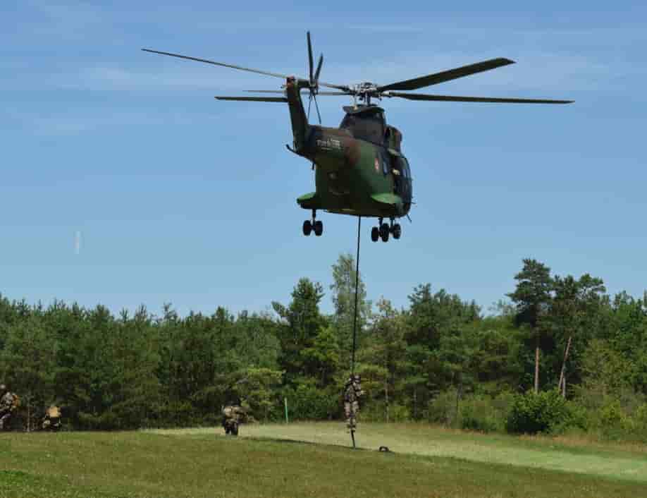 Un Puma de l'armée de Terre dépose des hommes du CPA 30 de l'armée de l'Air.