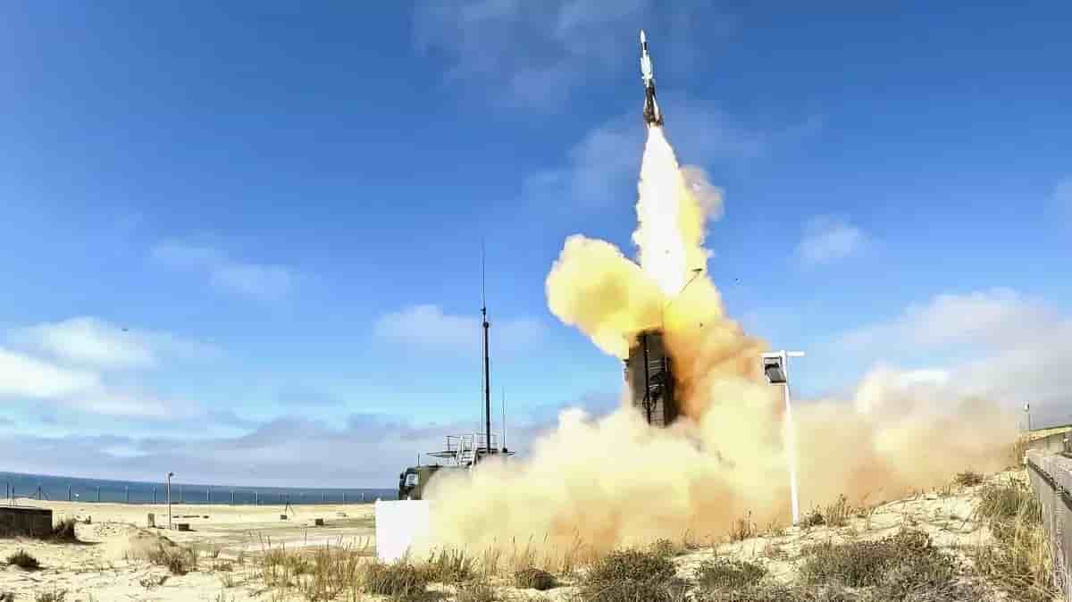 Tir d'un missile antiaérien Aster depuis un système sol-air SAMP/T Mamba.