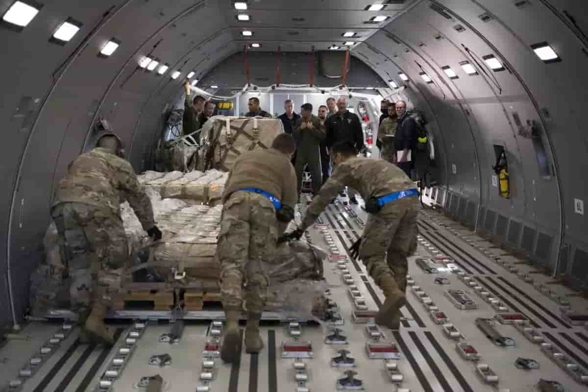 Chargement de fret dans un ravitailleur KC-46A Pegasus américain.