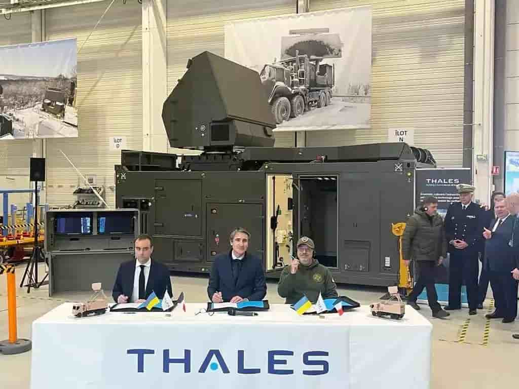 Le minstre des Armées, le PDG de Thales et le ministre de la Défense ukrainien derrière un radar GM200 sur le site de Limours.