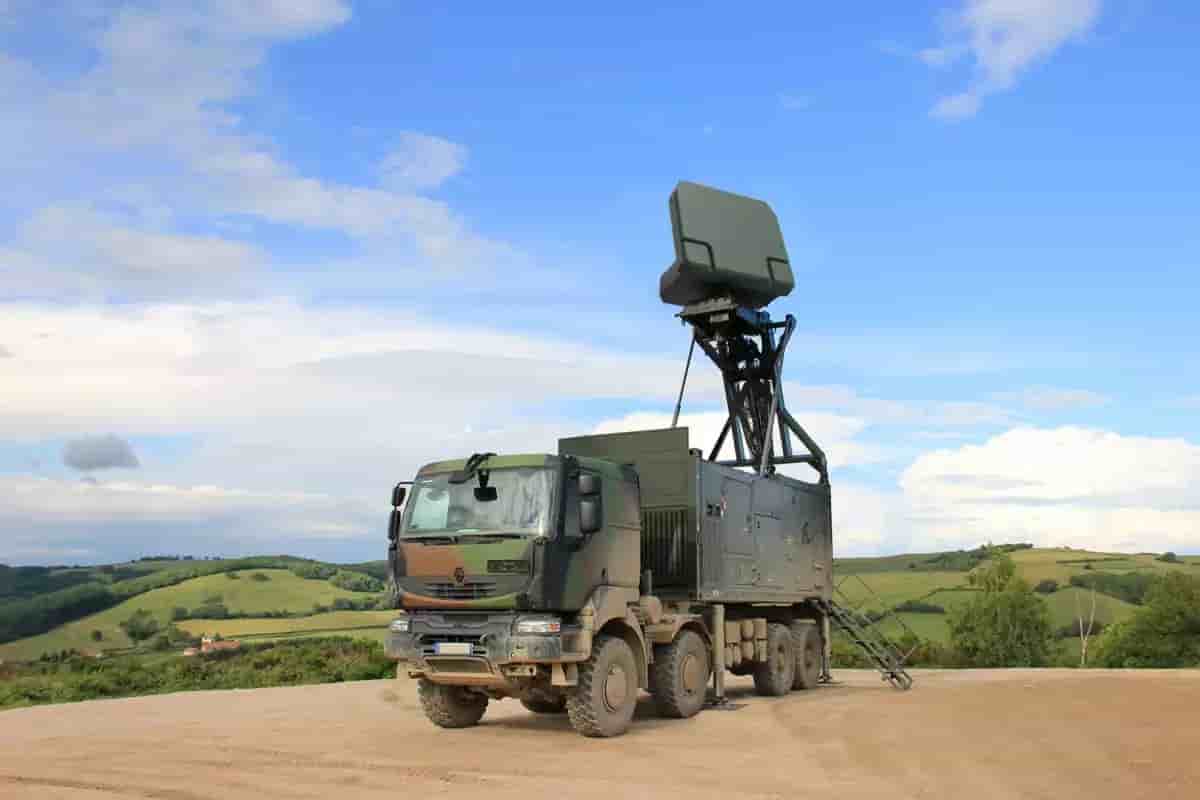 Radar moyenne portée Ground Master 200 sur un châssis de camion Renault 8x8.