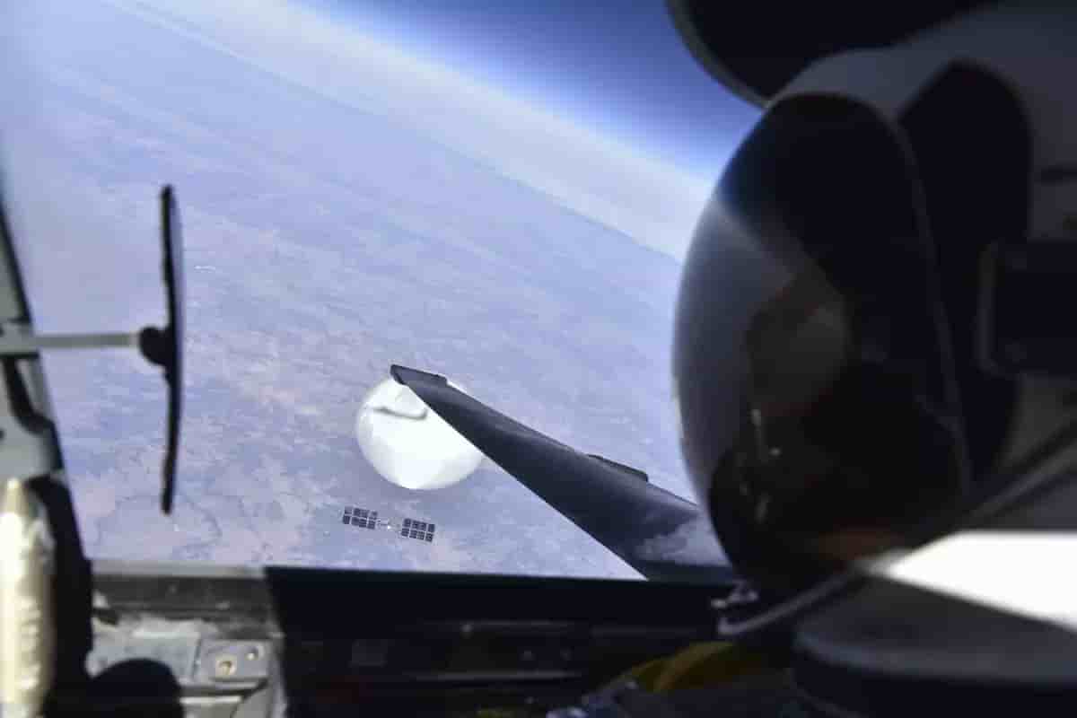 Selfie d'un pilote d'U-2 Dragon Lady avec un ballon stratosphérique chinois au-dessus des USA.