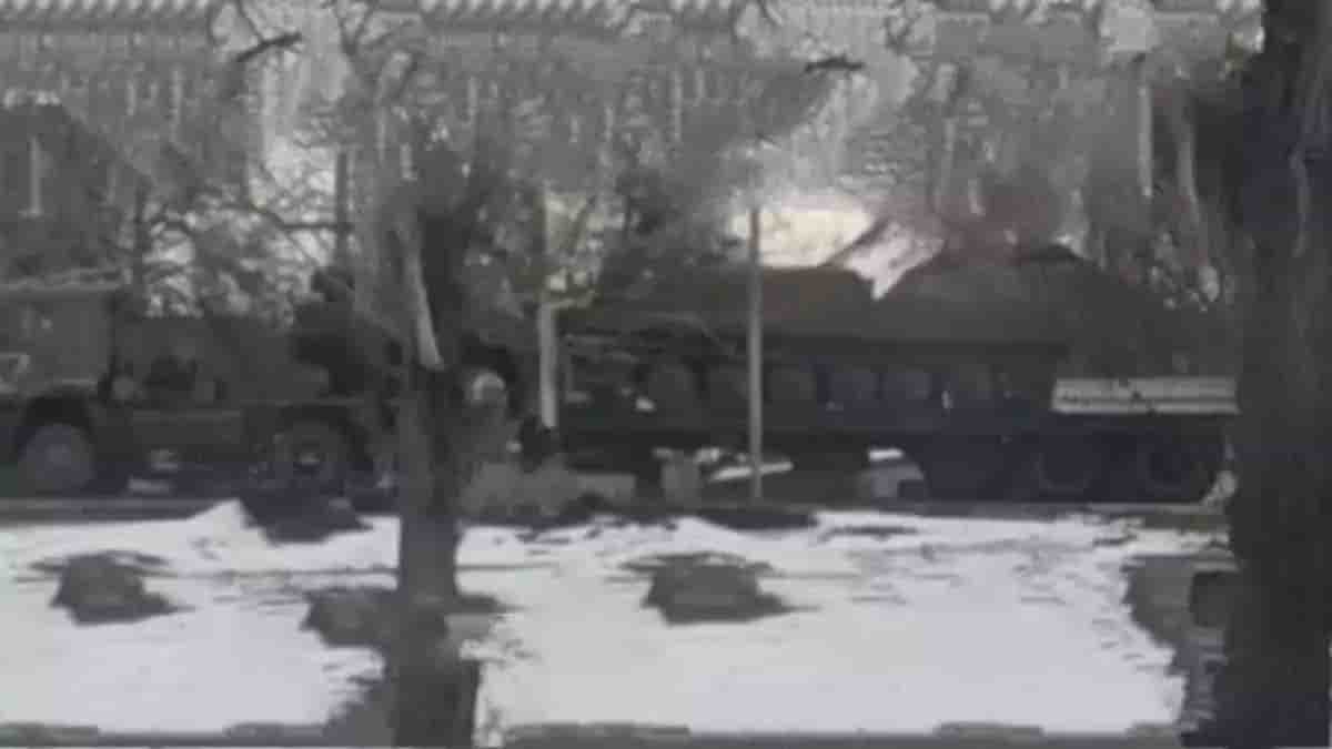 Un porte-char russe transportant un antédiluvien BTR-50 russe en Ukraine.