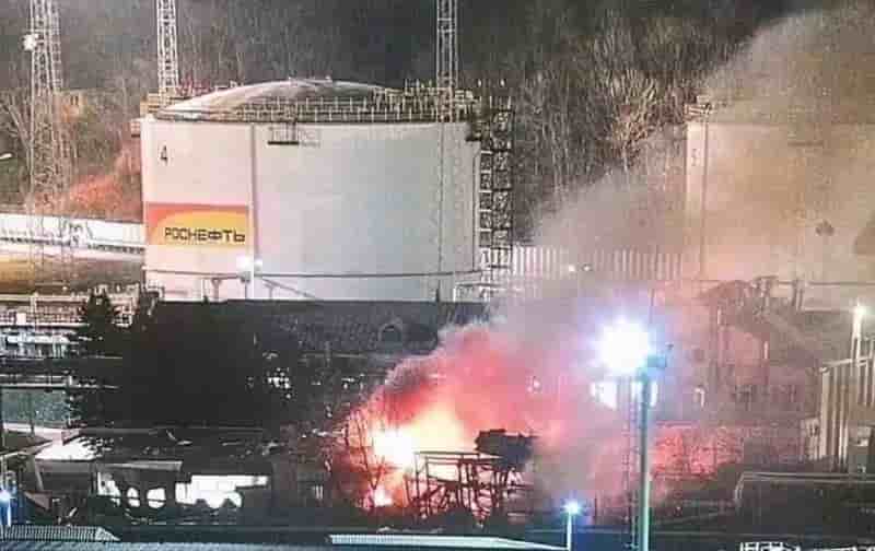 Incendie sur la raffinerie russe de Touapsé après l'écrasement d'un drone ukrainien.
