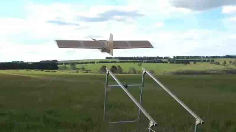 Lancement d'un drone en carton CORVO.