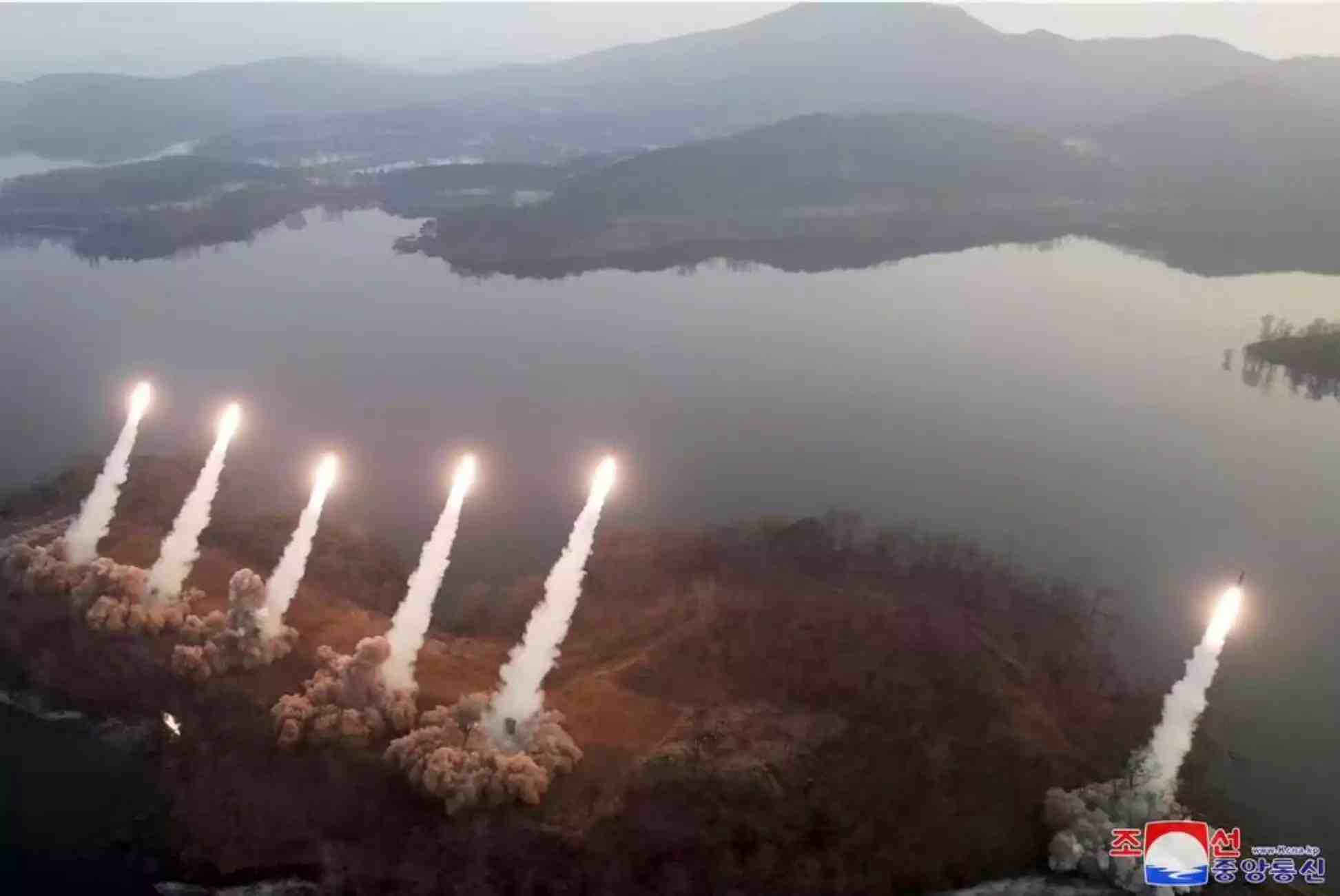 (Photo fournie par le gouvernement nord-coréen montrant un exercice d'artillerie non divulgué en Corée du Nord le 9 mars 2023. Le filigrane en coréen indique "KCNA", l'abréviation de l'Agence centrale de presse coréenne.)