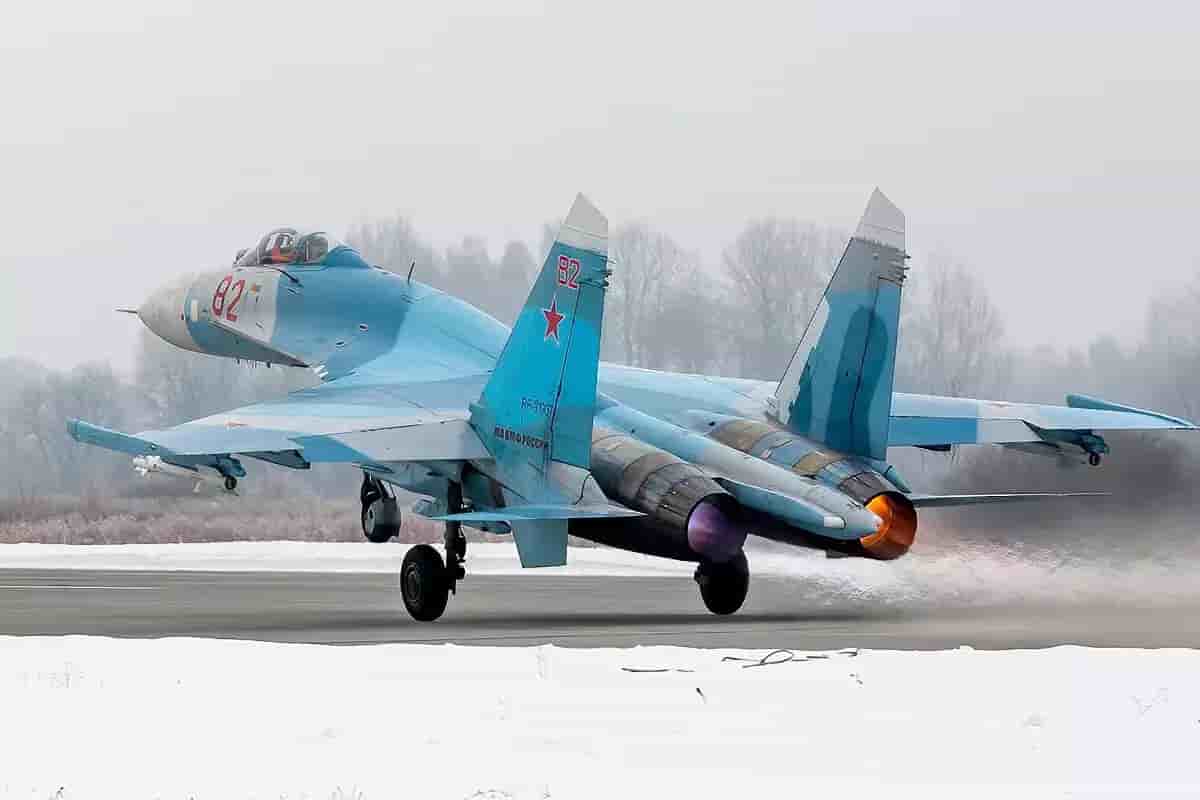 Su-27 russe (82 red) au décollage.