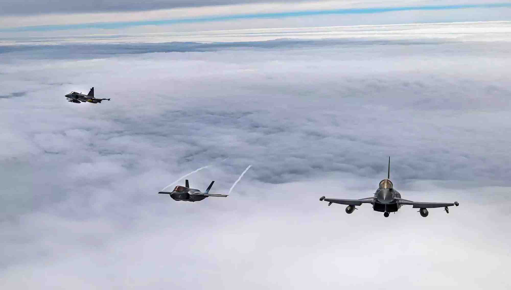 Un Eurofighter Typhoon britannique, ainsi q'un F-35 et un Gripen tchèques en mission pour l'OTAN