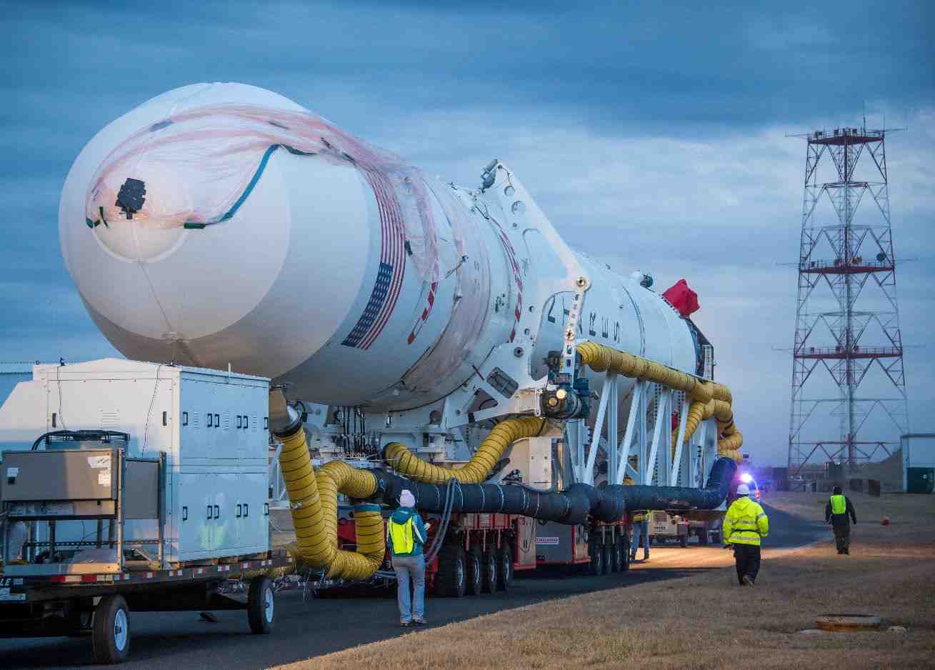 Acheminement d’un lanceur Antares sur son pas de tir, en vue d’une desserte de l’ISS.