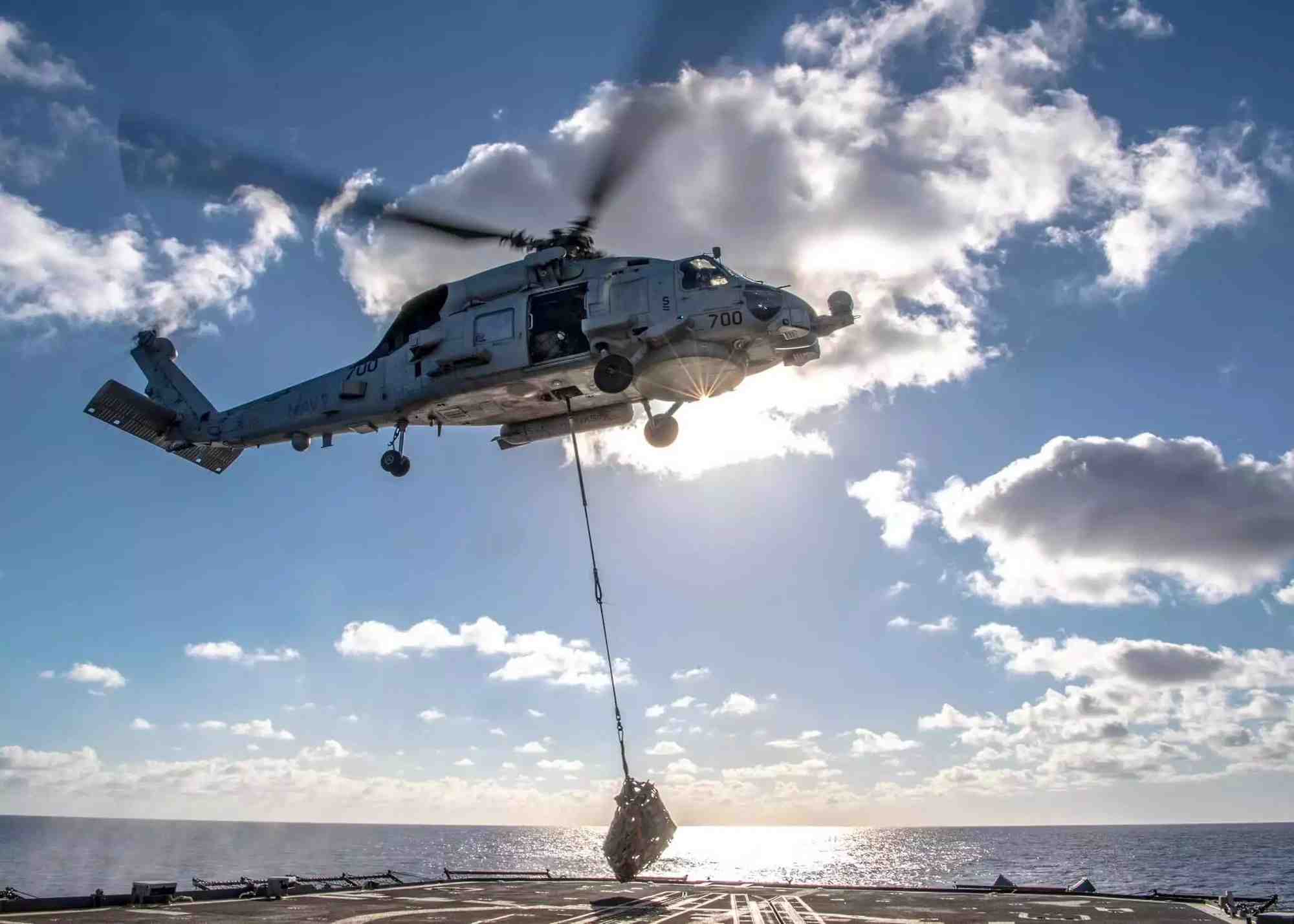 MH-60R Seahawk effectuant un VERTREP depuis un navire.