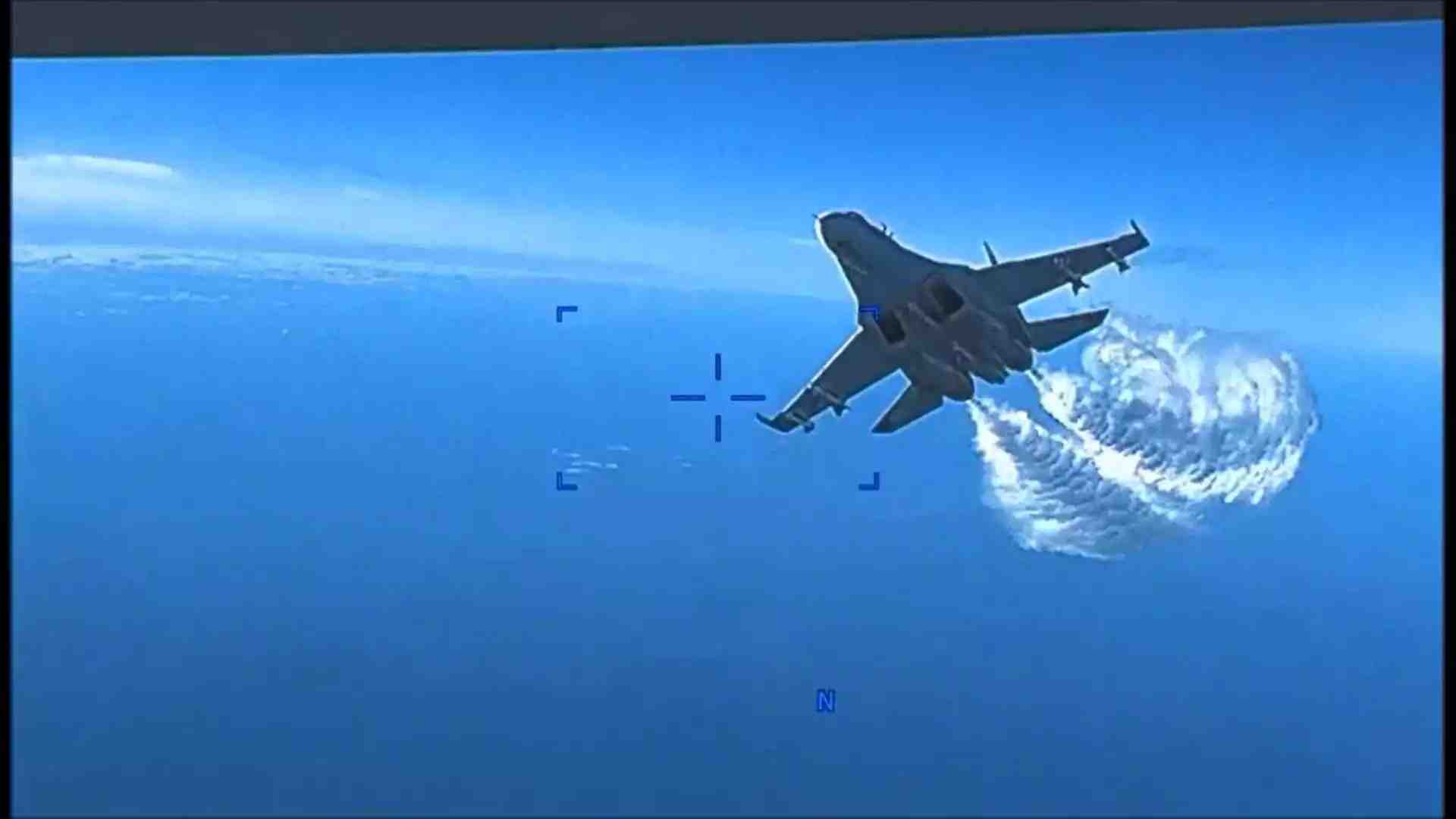 Passage d'un Su-27 russe à côté du drone MQ-9 Reaper américain.