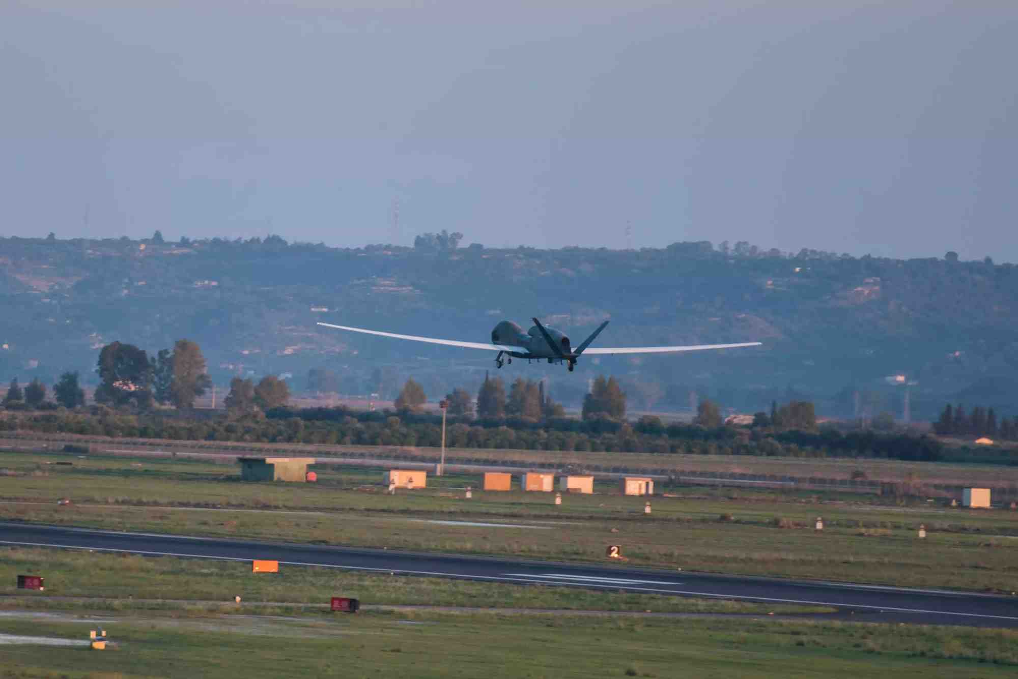 Décollage d'un RQ-4 Global Hawk depuis la base aéronavale italienne de Sigonella (24 octobre 2018).