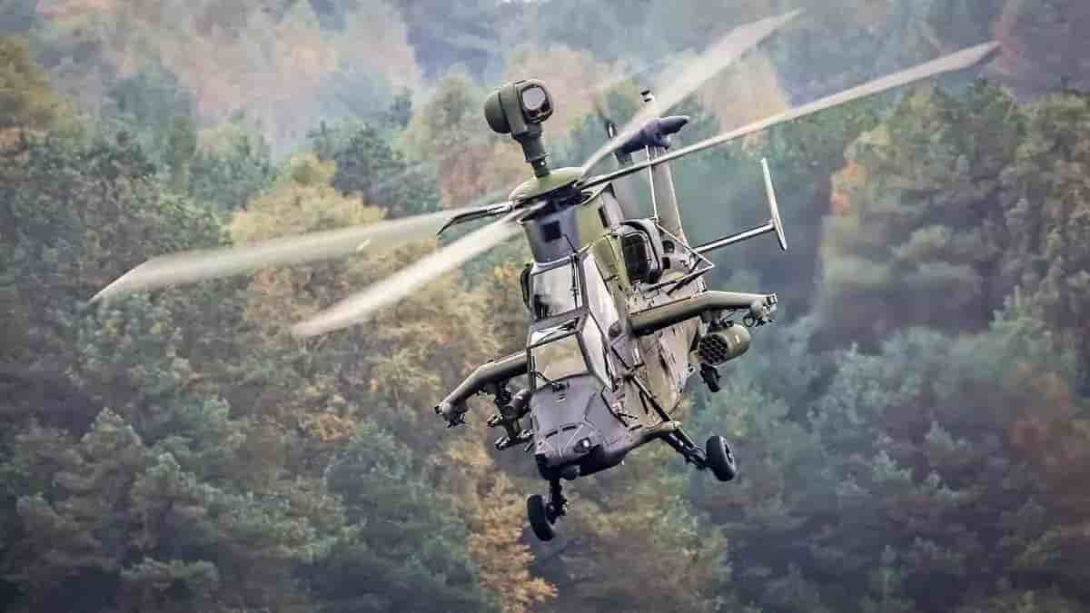 Tigre UHT allemand équipé de son viseur de mât Osiris, d'un conteneur de roquettes et d'un missile antichar.