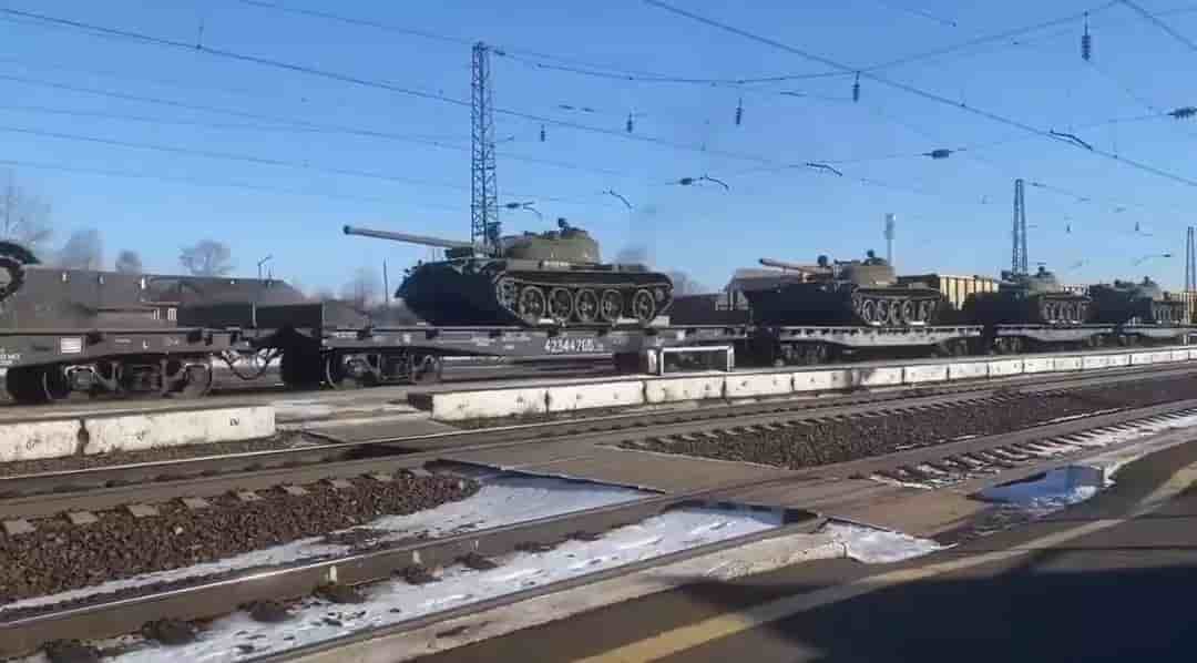 T-54 russes transportés sur train.