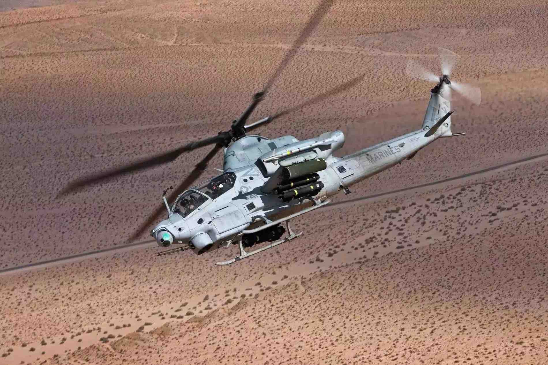 AH-1Z Viper du Corps des Marines roquettes AGM-114 Hellfire AMI-9 Sidewinder.