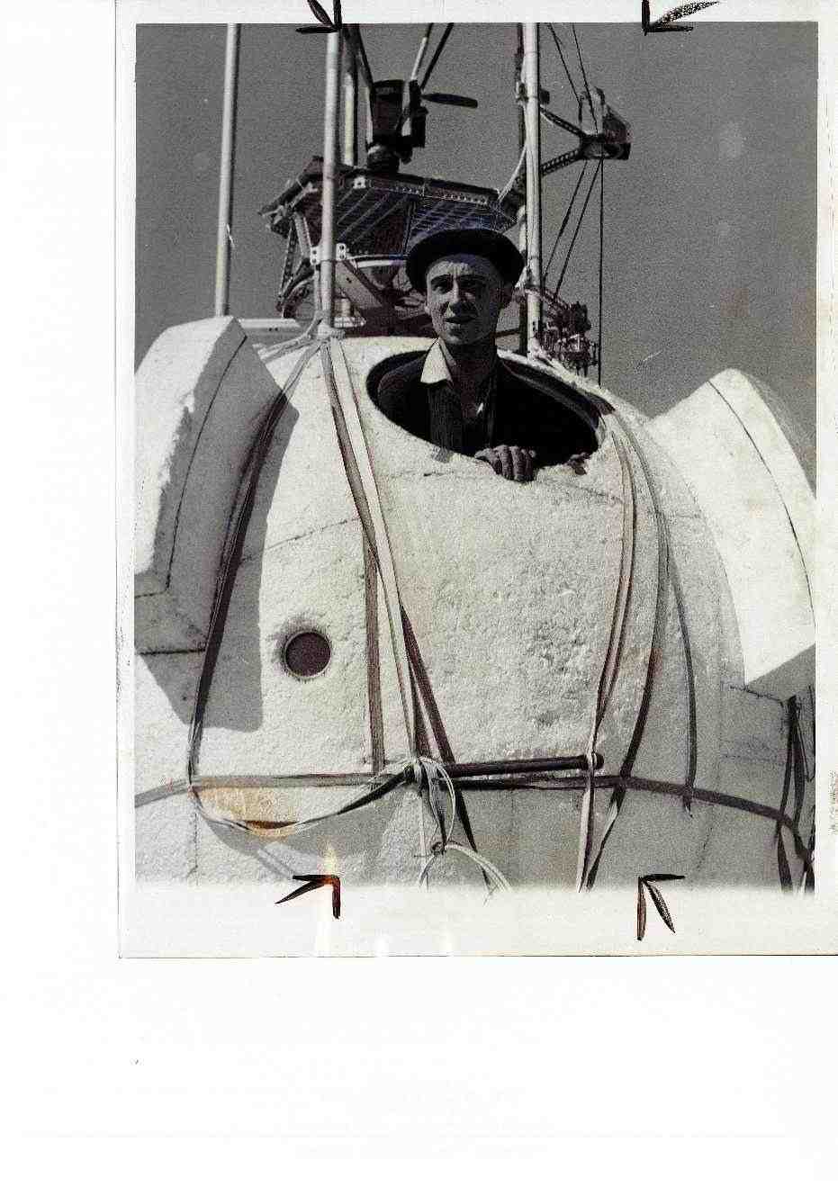 Audouin Dollfus émergeant de la cabine de son aérostat, peu après son vol réalisé à 14 000 mètres d'altitude..