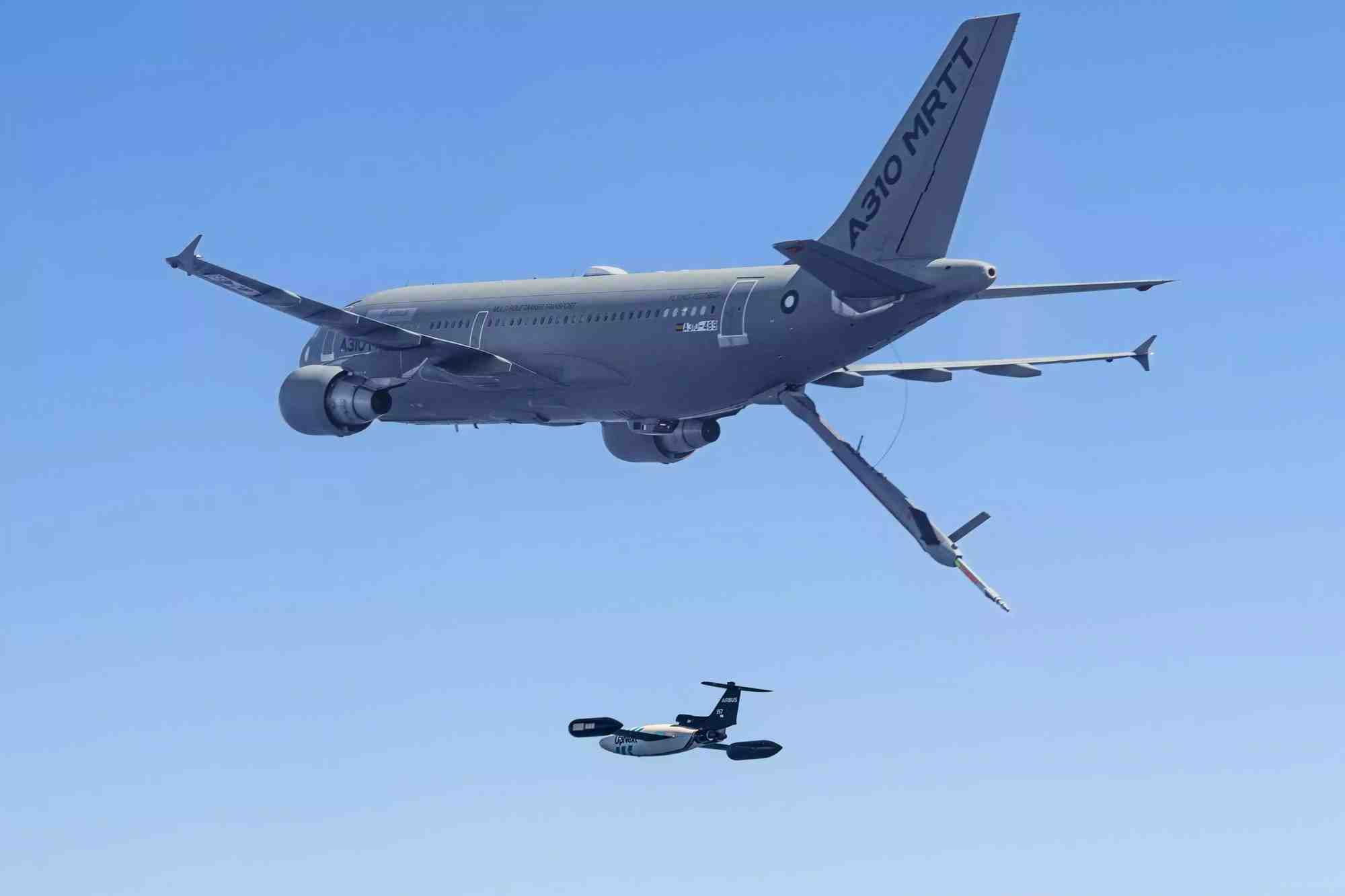 A310 MRTT d'Airbus avec un drone DT-25 arrivé de manière autonome sur la zone de ravitaillement.