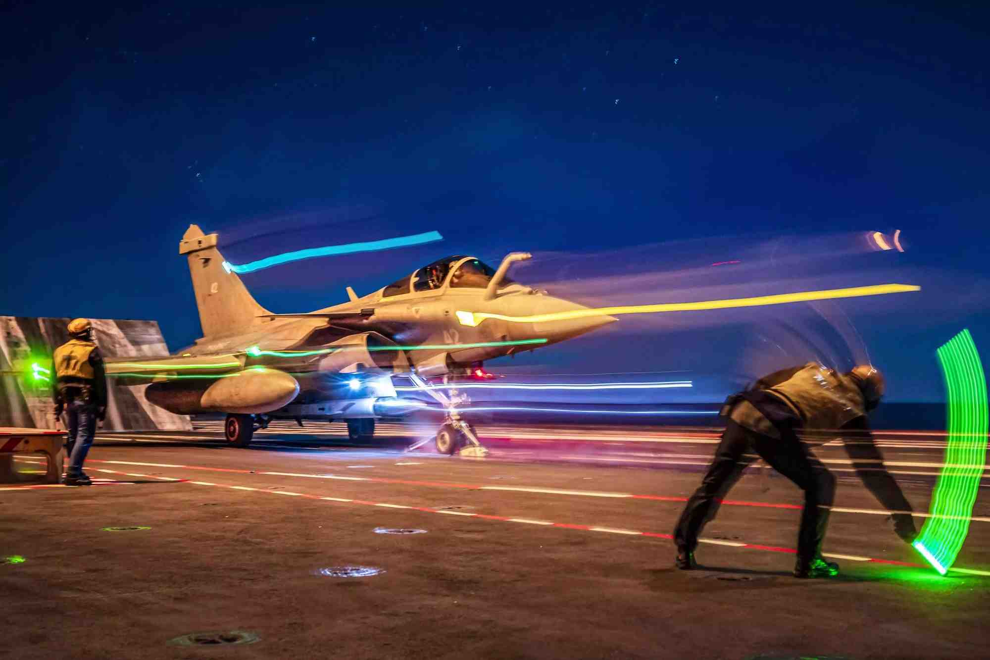 Catapultage d'un Rafale M équipé d'un missile ASMP-A depuis le Charles de Gaulle à l'occasion de l'exercice Poker 2023-01.
