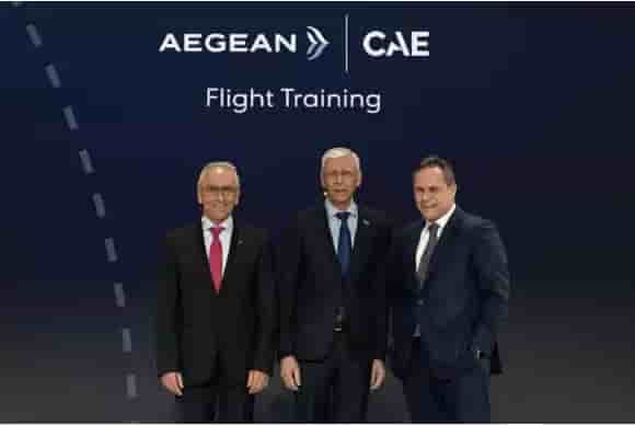 Dimitris Gerogiannis, directeur général d'AEGEAN premier en partant de la gauche et Nick Leontidis (au centre), président de Groupe Aviation Civile à CAE.