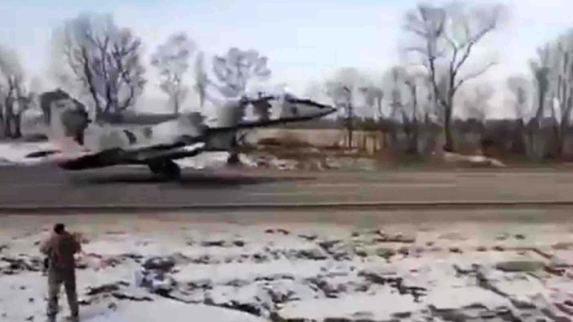 MiG-29UB ukrainien opérant depuis une autoroute.