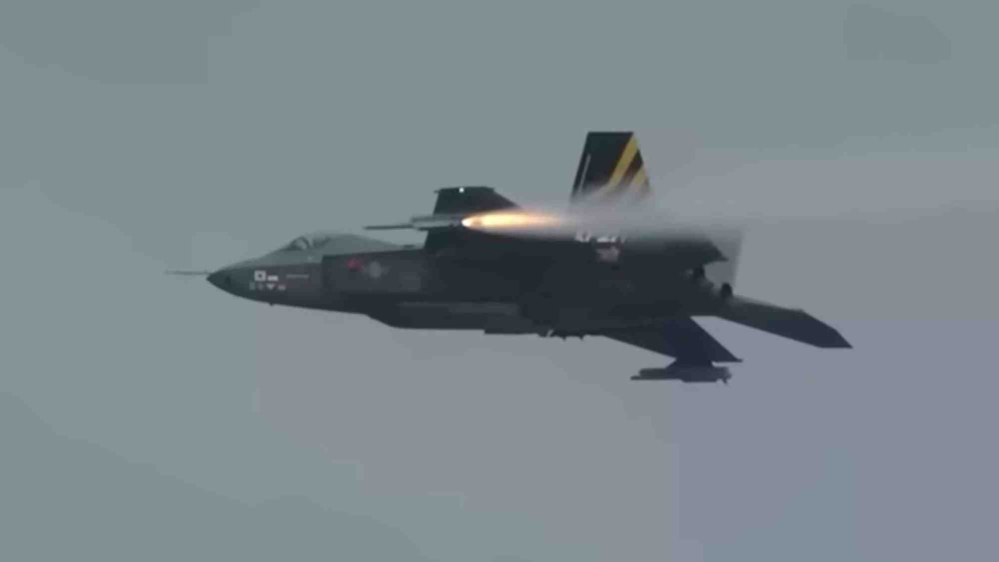 Premier tir d'un missile courte portée IRIS-T/AIM-2000 par le prototype 002 du KF-21.