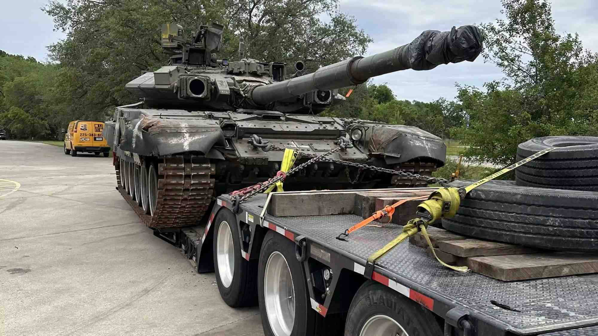 Le T-90A russe capturé en Ukraine sur sa remorque stationnée en Louisiane.
