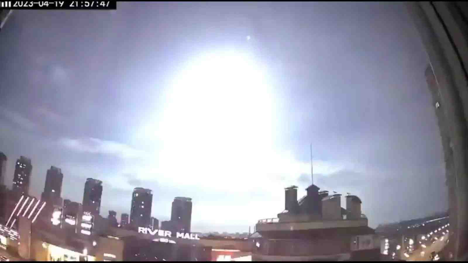 Le flash au-dessus de Kiev visible sur de nombreuses vidéos.