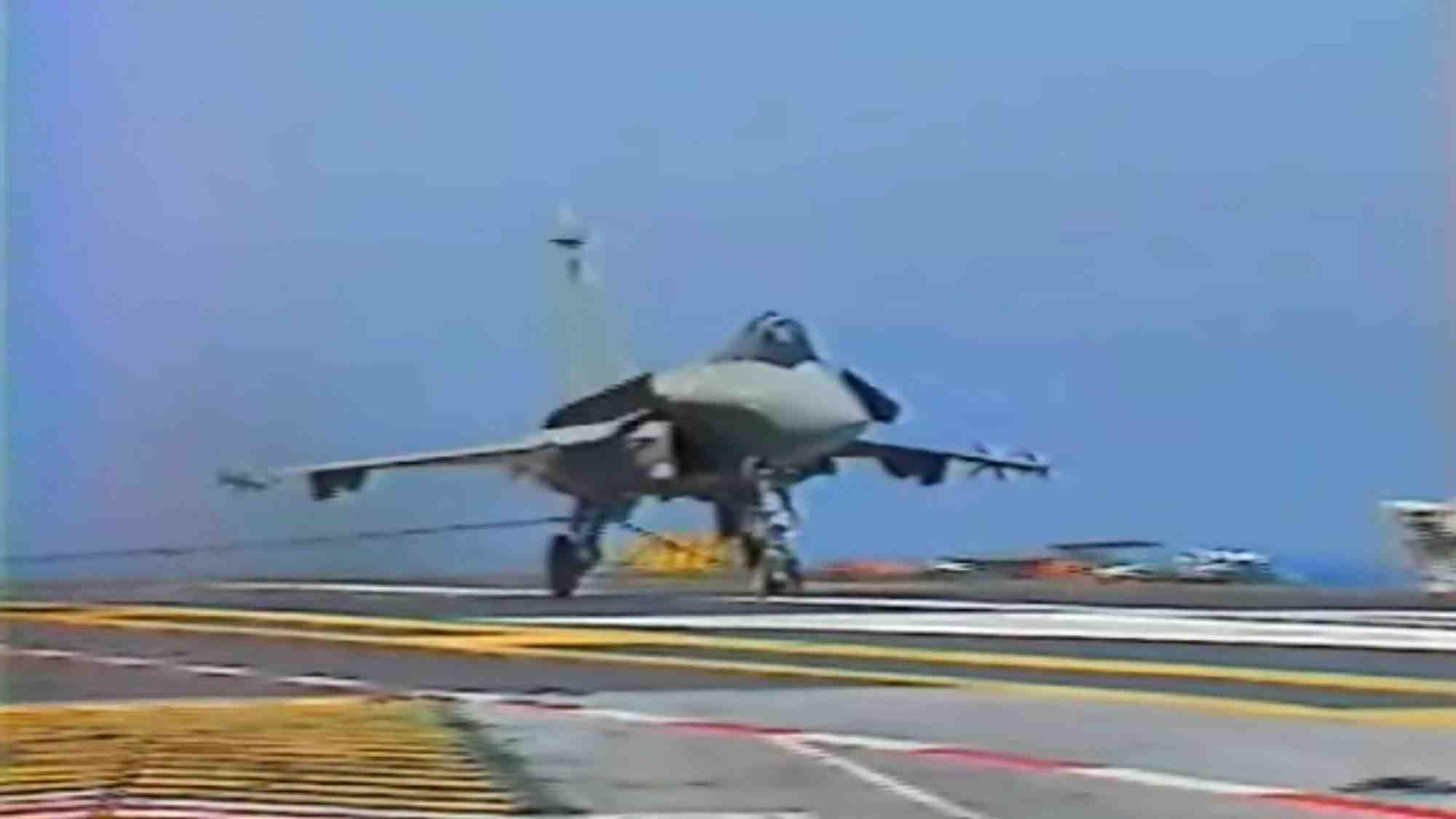 Premier appontage du Rafale M01 sur le Foch le 19 avril 1993.