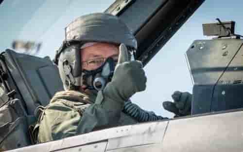 La Ministre belge de la Défense a effectué un vol en F-16 biplace.