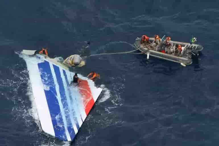 1323121-un-debris-du-vol-af447-retrouve-dans-l-ocean-atlantique-en-2009