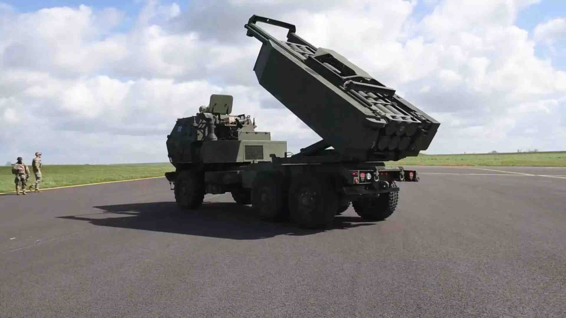 L'HIMARS vient de sortir du C-130J et est en train de simuler le tir de ses six roquettes depuis la base de Chièvres.